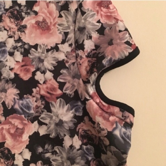 Floral Scuba Crop Top w/ Cap Sleeve - Picture 2 of 5